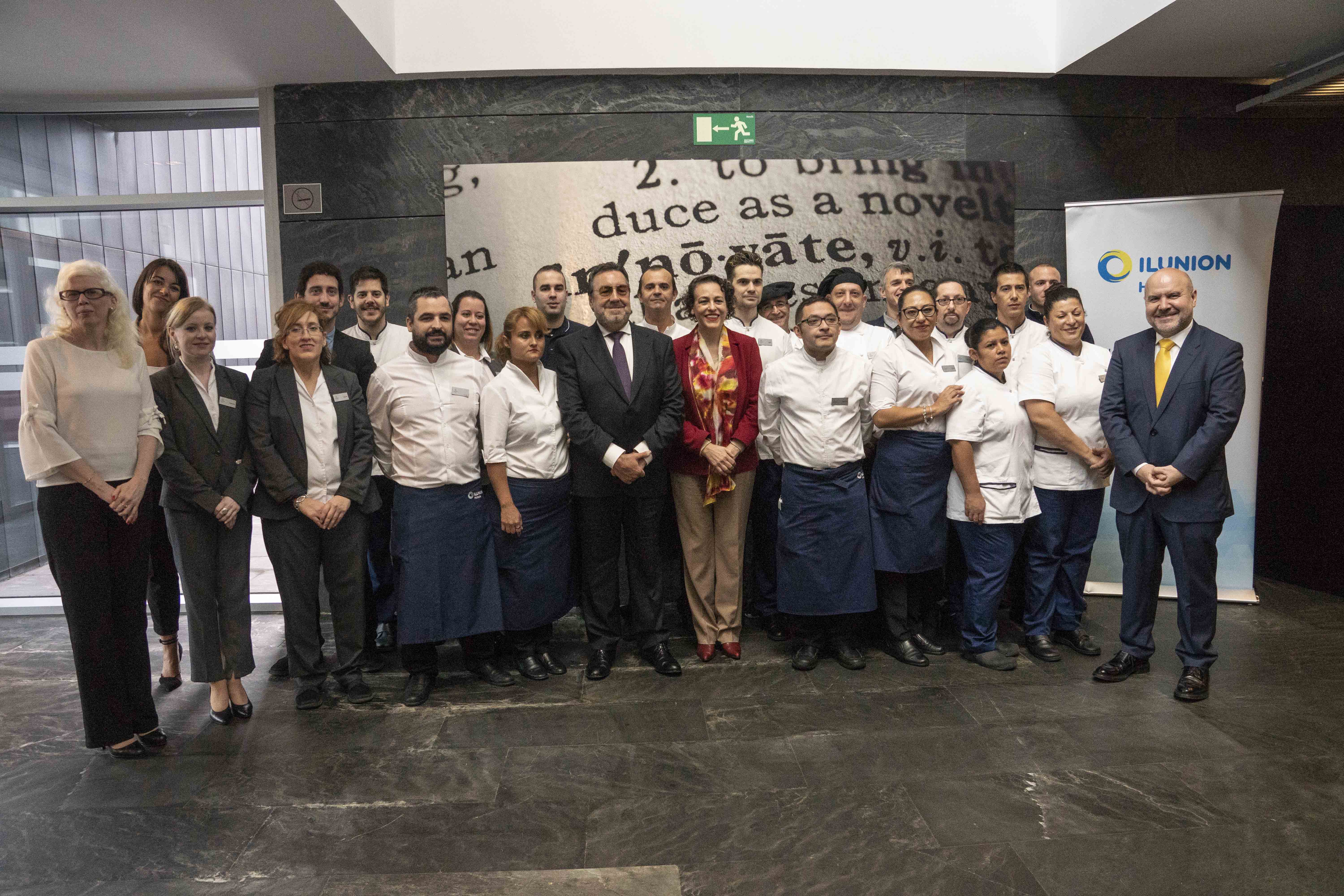 Miguel Carballeda y la ministra, junto a Luis Cayo Pérez y los trabajadores del hotel ILUNION Atrium