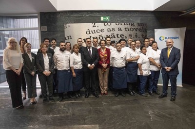Miguel Carballeda y la ministra, junto a Luis Cayo Pérez y los trabajadores del hotel ILUNION Atrium