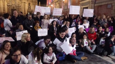 Concentración de las niñas y mujeres participantes en el Foro Social celebrado en Murcia