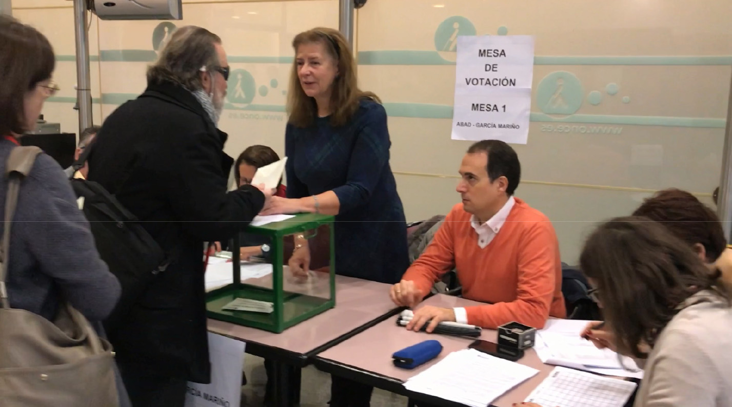 Un afiliado vota en la Delegación Territorial de ONCE en Madrid