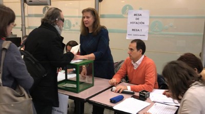 Un afiliado vota en la Delegación Territorial de ONCE en Madrid