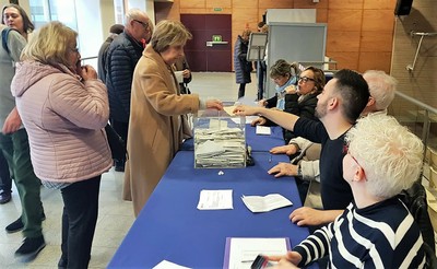 Una afiliada vota en la Territorial de Cataluña
