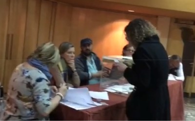 Una afiliada votando en Oviedo, en la Territorial asturiana