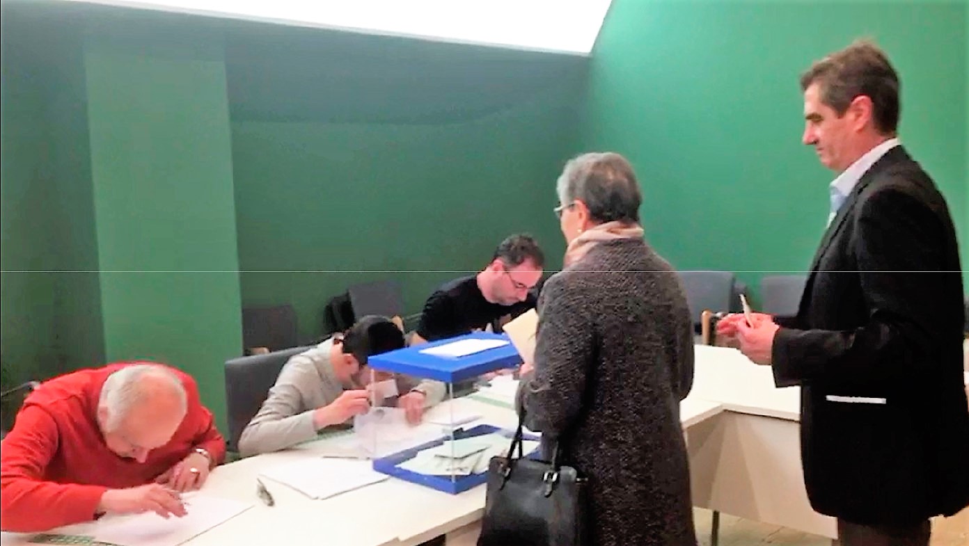 Votantes en la Dirección de Vitoria