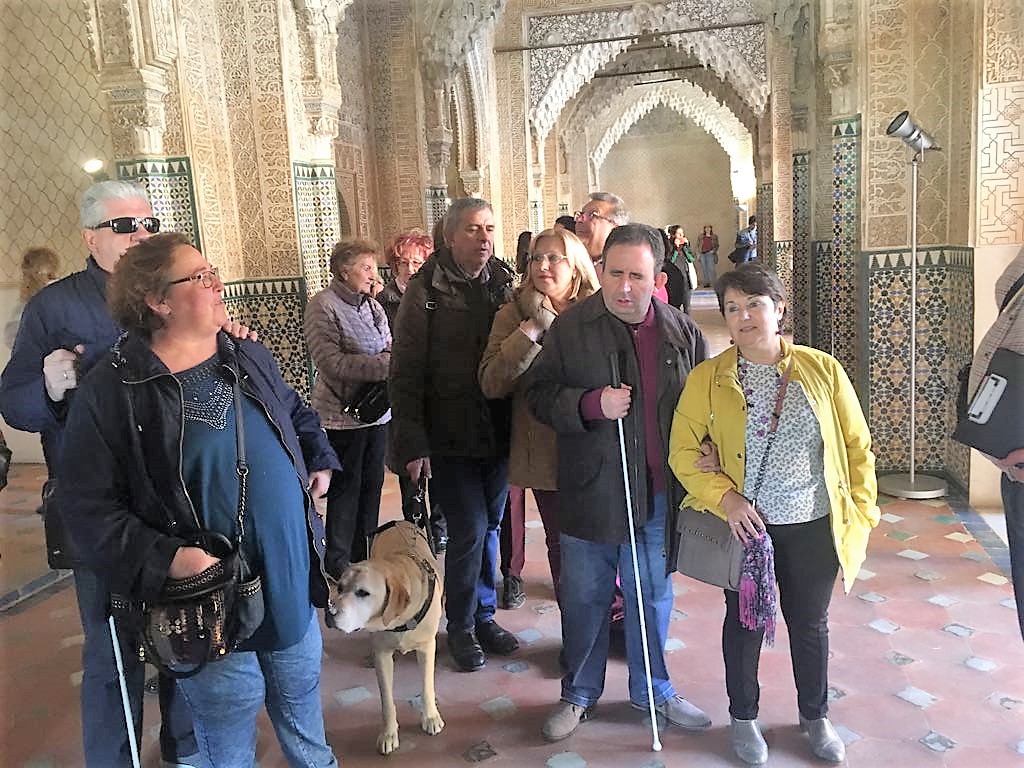 El grupo de afiliados visitando la Alhambra