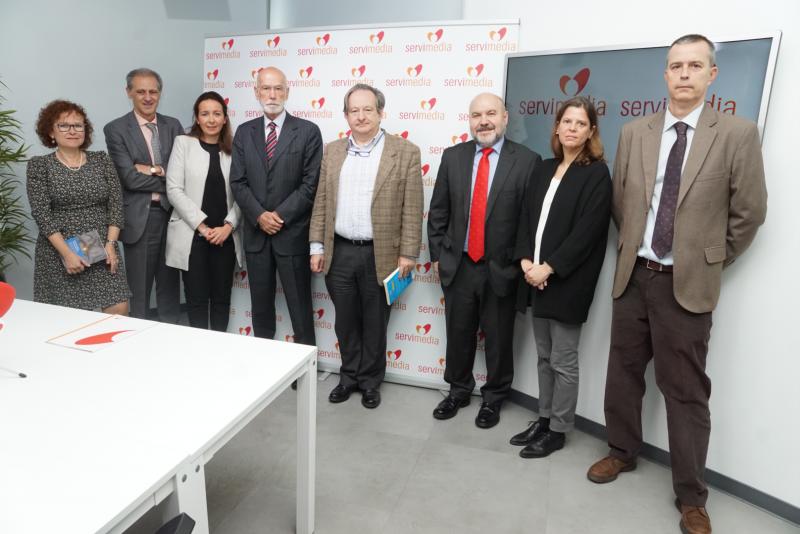 Foto de familia de los participantes en el debate, en Servimedia