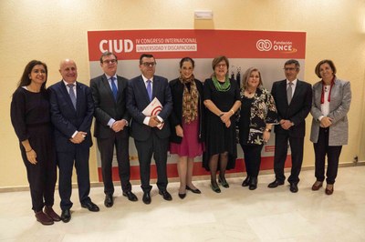 Foto de familia de los responsables de Fundación ONCE junto a las responsables del Gobierno en la inauguración del Congreso