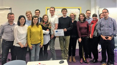Jóvenes de varios países posan en París en la primera reunión del proyecto