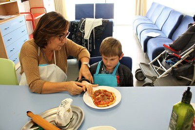 Una vez terminada, el pequeño comprueba el resultado de su trabajo con la pizza lista para ser comida