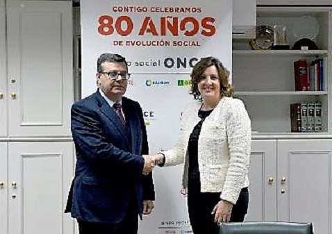 Martínez Donoso estrecha la mano de la consejera tras proceder a la renovación del convenio