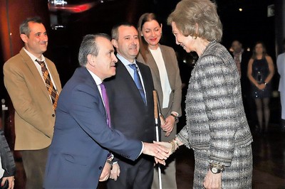 Los responsables de ONCE Madrid (que otorga los premios) reciben a la reina a su llegada al acto