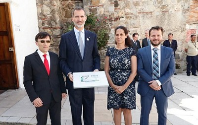 Alberto Durán, el rey Felipe VI mostrando el cupón dedicado a la Cumbre Iberoamericana, Ana Peláez y Javier Güemes