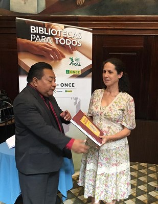 Ana Peláez entrega el ejemplar de Miquel Ángel Asturias.jpg