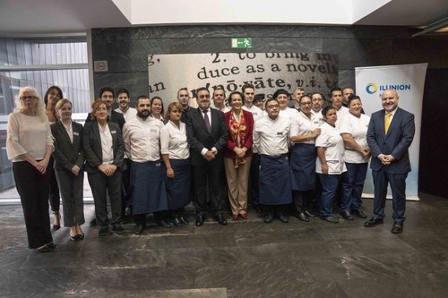 Miguel Carballeda y la ministra, junto a Luis Cayo Pérez y los trabajadores del hotel ILUNION Atrium