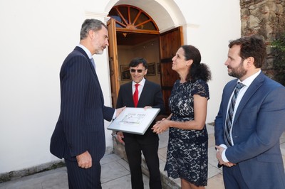 El rey dialoga con los representantes de ONCE en el momento de entregarle el cupón dedicado a la Cumbre