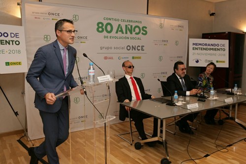 Fernando Riaño durante la conducción del acto de la firma del memorando