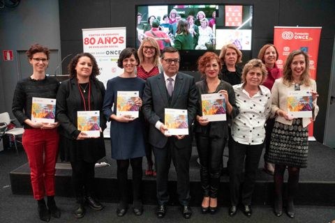 Foto de familia de los participantes en la presentación de la guía
