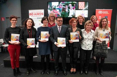 Foto de familia de los participantes en la presentación de la guía