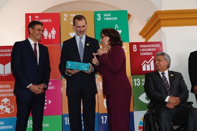Rebeca Grynspan entrega el Programa al rey, junto a Pedro Sánchez y el presidente de Ecuador, Lenin Moreno