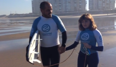 Carmen junto a su entrenador, en la playa, justo antes de lanzarse al agua 