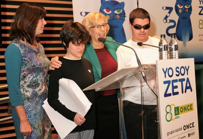 Carmena, junto a Amparo Cruz y dos de los chavales afiliados participantes en la presentación