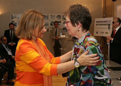 Cristina Gallac, a la izquierda, saluda a la presidenta de ICEVI