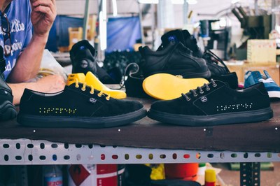 Detalle de las zapatillas Timpers con la marca en braille