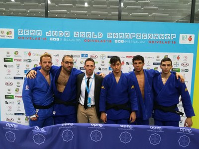El equipo masculino español en Lisboa posa junto al seleccionador
