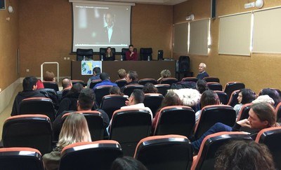 El grupo, en el salón de actos, durante una de las sesiones del encuentro