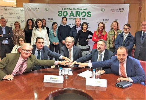 Foto de familia de los firmantes con los participantes y organizadores de la Cabalgata