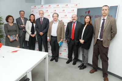 Foto de familia de los participantes en el debate, en Servimedia