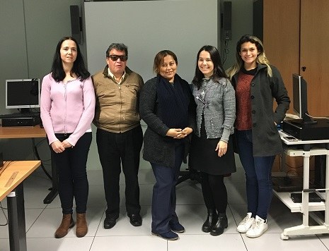 Foto de familia de los representantes ecuatorianos y la técnico de FOAL