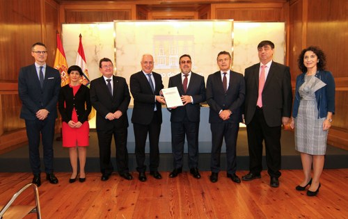 Foto de familia de responsables del Grupo Social ONCE con el presidente riojano