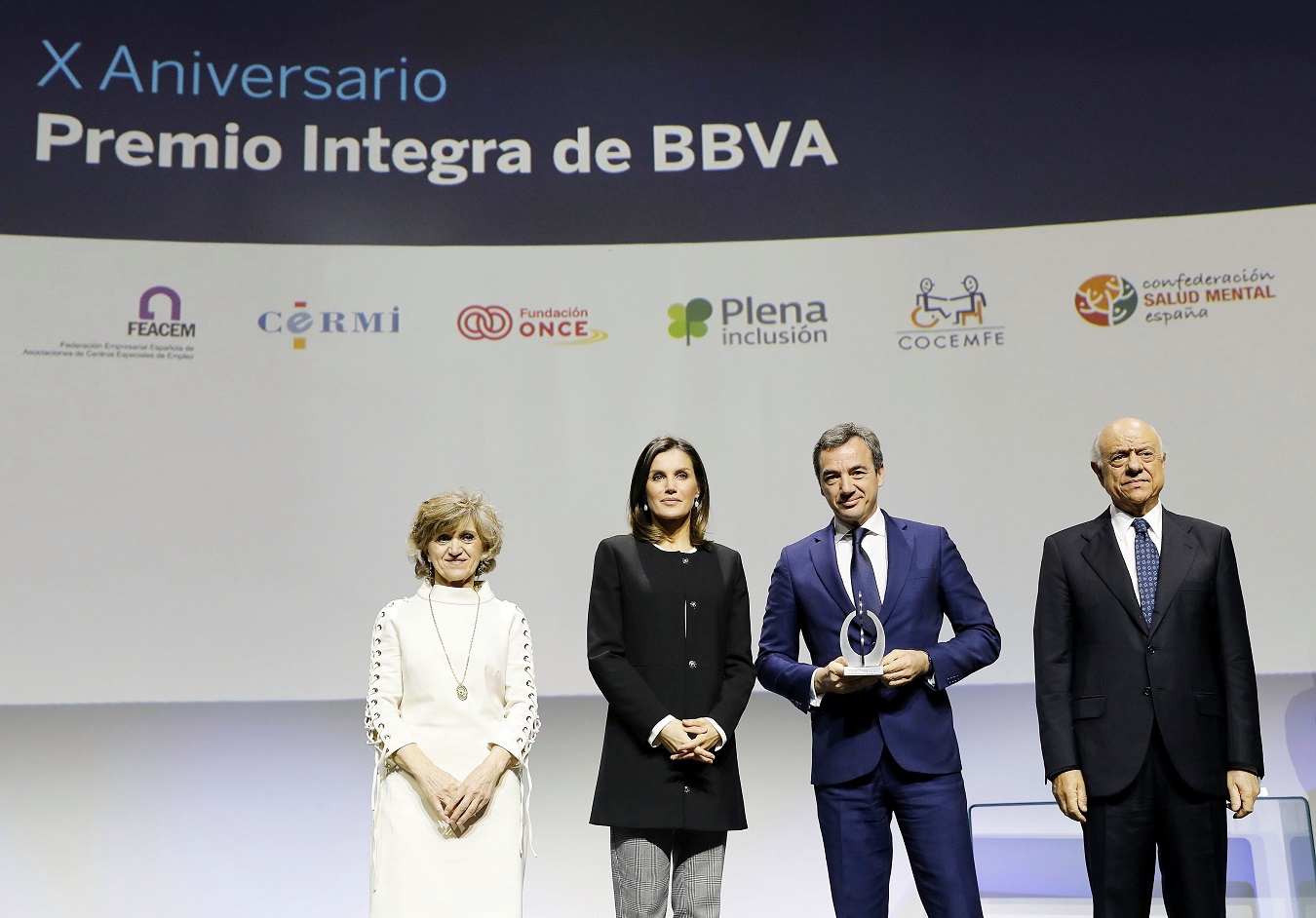 De izquierda a derecha, la ministra Carcedo, la reina Letizia, José Ángel Preciados (con el premio) y Francisco González