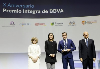 De izquierda a derecha, la ministra Carcedo, la reina Letizia, José Ángel Preciados (con el premio) y Francisco González