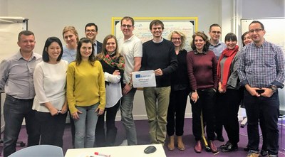 Jóvenes de varios países posan en París en la primera reunión del proyecto