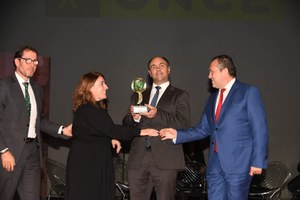 Recogida del premio por parte del responsable de Esplore