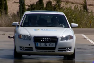 Uno de los coches de prácticas de ILUNION, en el circuito de Brunete