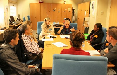 El grupo de padres dialoga con los técnicos de la Organización en el Taller sobre Crianza de los hijos