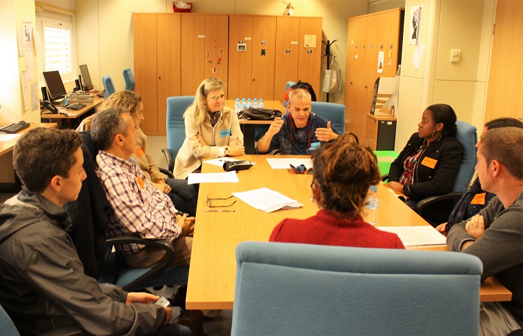 El grupo de padres dialoga con los técnicos de la Organización en el Taller sobre Crianza de los hijos