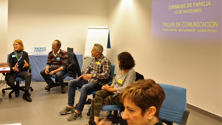 El grupo de padres durante el Taller de Comunicación