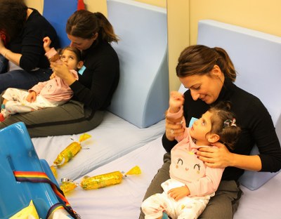 Una técnico de la ONCE trabaja con una niña sordociega en el Taller de Música