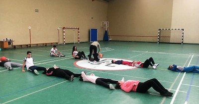 Prácticas de estiramiento antes de iniciar una sesión goalball