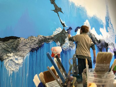 Kelly Arrontes en el proceso de creación de un mural