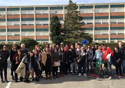 Los universitarios afiliados posan juntos en el exterior de las instalaciones del CRE alicantino