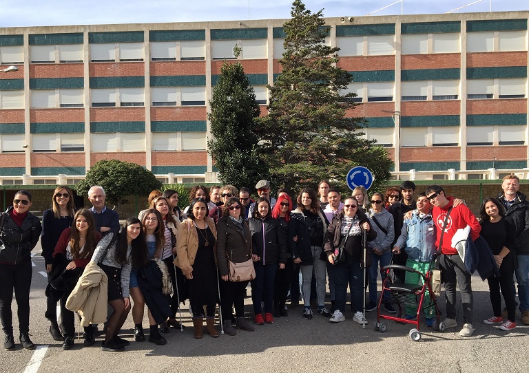 Los universitarios afiliados posan juntos en el exterior de las instalaciones del CRE alicantino