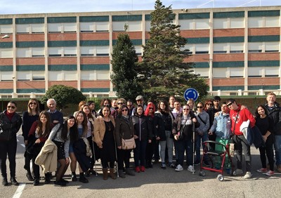 Los universitarios afiliados posan juntos en el exterior de las instalaciones del CRE alicantino