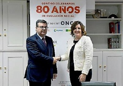Martínez Donoso estrecha la mano de la consejera tras proceder a la renovación del convenio