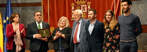 Miguel Carballeda junto a la ministra (a la izquierda) tras recoger la placa del galardón concedido por el Foro al Comité Paralímpico