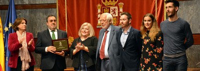 Miguel Carballeda junto a la ministra (a la izquierda) tras recoger la placa del galardón concedido por el Foro al Comité Paralímpico